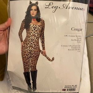 Woman’s Cougar Costume 🦁